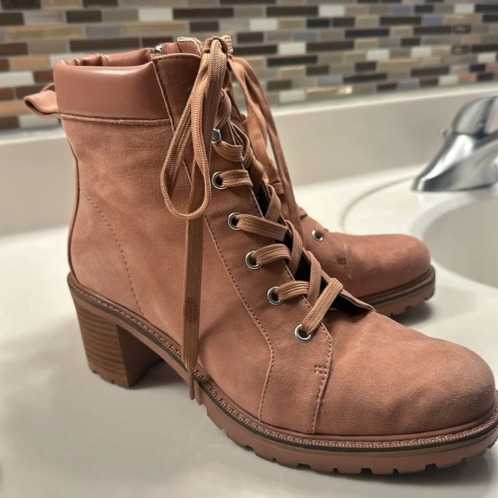 Vince Camuto, pink suede leather combat boot size 9 - Picture 3 of 5